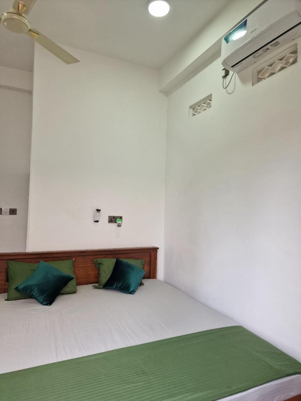 Javi Holiday Home Trincomalee Exterior foto