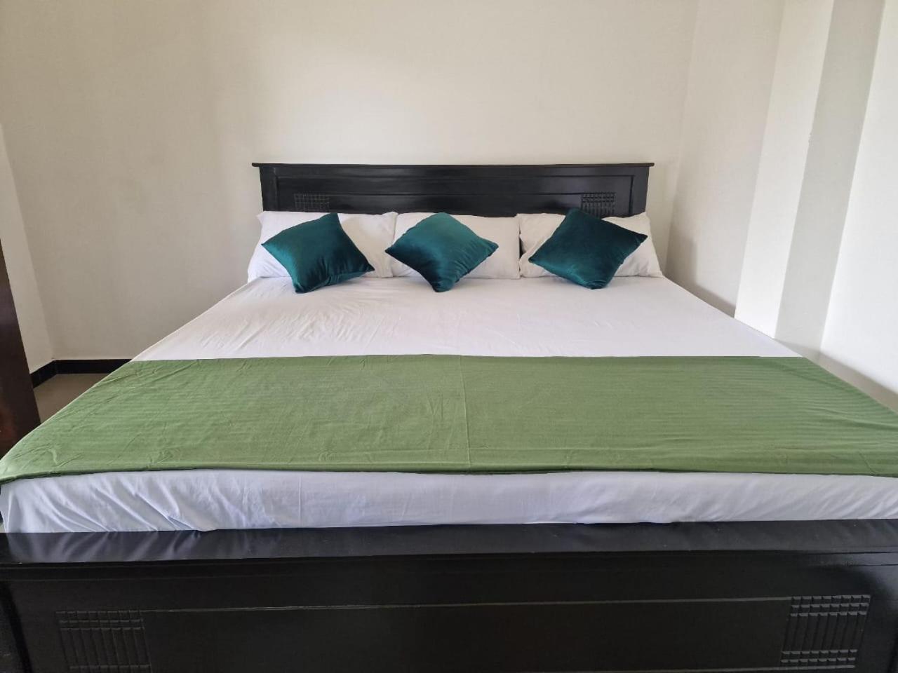 Javi Holiday Home Trincomalee Exterior foto